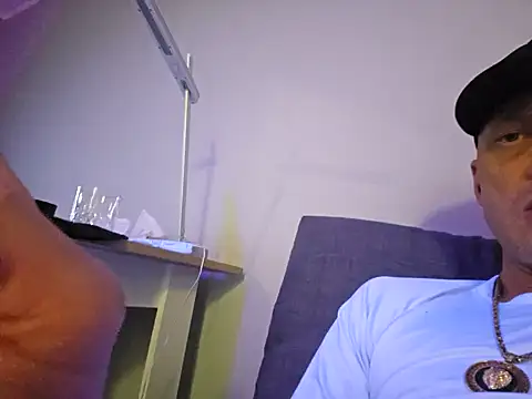 Snapshot of McdyllanXX chatting on 02-08-25, 02:15 McdyllanXX online show from 02-08-25, 02:15