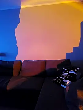 Snapshot of McdyllanXX chatting on 10-06-25, 04:37 McdyllanXX online show from 10-06-25, 04:37