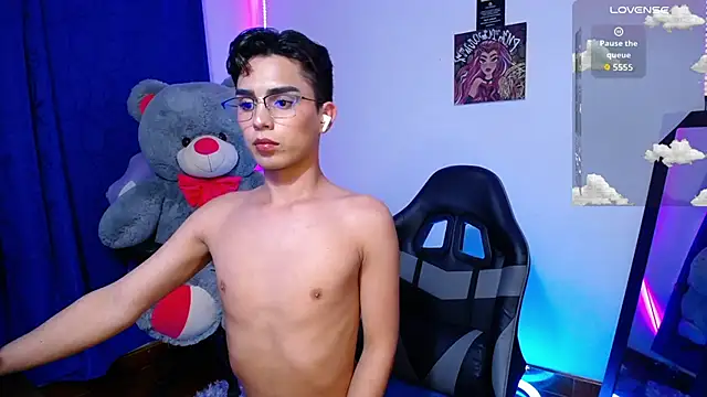 OwenBluee online show from 06-14-26, 05:20