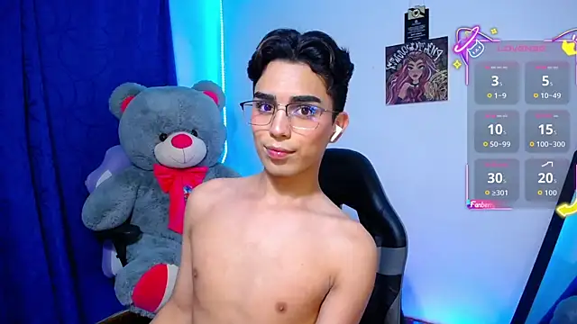 OwenBluee online show from 06-18-26, 06:24