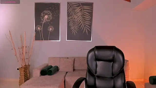 Snapshot of ValeriaRiveraX chatting on 12-14-25, 04:40 ValeriaRiveraX online show from 12-14-25, 04:40