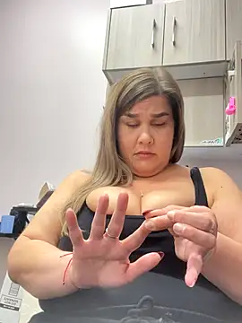 Snapshot of LolaBeretta chatting on 10-14-25, 04:08 LolaBeretta online show from 10-14-25, 04:08