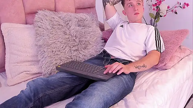 Dylanwhite23  online show from 02-24-25, 02:08