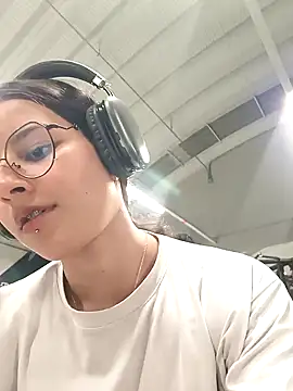 Snapshot of _vaness chatting on 12-21-24, 06:19  vaness online show from 12-21-24, 06:19