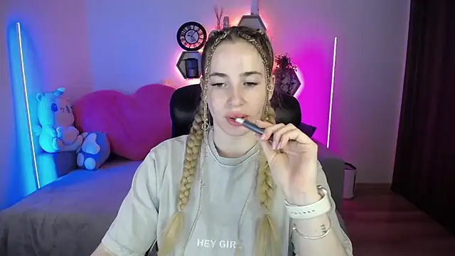 Snapshot of SabrinViolet chatting on 05-18-26, 08:09 SabrinViolet online show from 05-18-26, 08:09