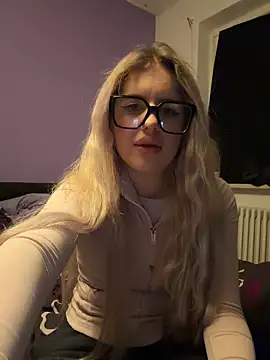 Holly-Glamour online show from 04-27-26, 11:58