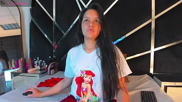 Snapshot of Ivanna18_x chatting on 10-14-25, 03:40 Ivanna18 x online show from 10-14-25, 03:40