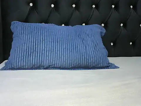 Snapshot of Cryaluna chatting on 10-19-25, 09:21 Cryaluna online show from 10-19-25, 09:21