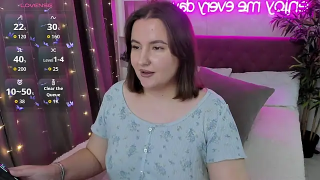 Snapshot of FeralPeach chatting on 10-17-25, 07:00 FeralPeach online show from 10-17-25, 07:00