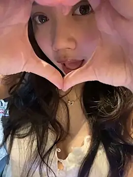 Snapshot of Hotellinh12 chatting on 09-18-25, 05:15 Hotellinh12 online show from 09-18-25, 05:15