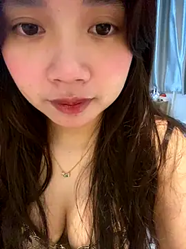 Snapshot of Hotellinh12 chatting on 10-28-25, 05:15 Hotellinh12 online show from 10-28-25, 05:15