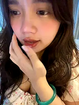 Snapshot of Hotellinh12 chatting on 11-14-25, 01:32 Hotellinh12 online show from 11-14-25, 01:32