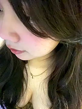 Snapshot of Hotellinh12 chatting on 11-15-25, 04:25 Hotellinh12 online show from 11-15-25, 04:25