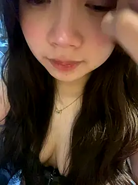 Snapshot of Hotellinh12 chatting on 11-23-25, 04:29 Hotellinh12 online show from 11-23-25, 04:29