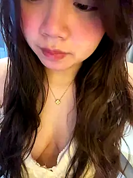 Snapshot of Hotellinh12 chatting on 12-15-25, 04:22 Hotellinh12 online show from 12-15-25, 04:22