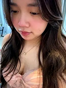 Snapshot of Hotellinh12 chatting on 12-18-25, 05:13 Hotellinh12 online show from 12-18-25, 05:13