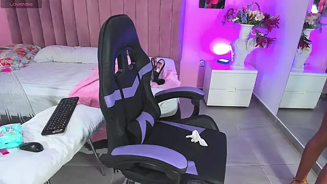 RolyLoren online show from 12-01-24, 06:08