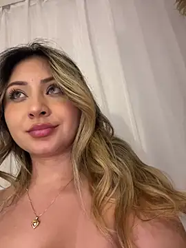 Snapshot of SaraFerreira chatting on 03-18-25, 11:53 SaraFerreira online show from 03-18-25, 11:53