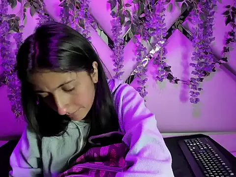 Snapshot of Cameron_cutte chatting on 10-30-25, 08:42 Cameron cutte online show from 10-30-25, 08:42