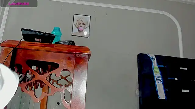 Snapshot of Jimena_Grey chatting on 06-08-26, 01:28 Jimena Grey online show from 06-08-26, 01:28