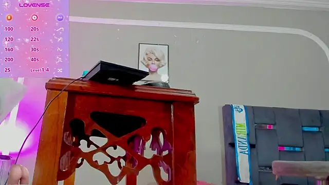 Snapshot of Jimena_Grey chatting on 06-11-26, 08:45 Jimena Grey online show from 06-11-26, 08:45