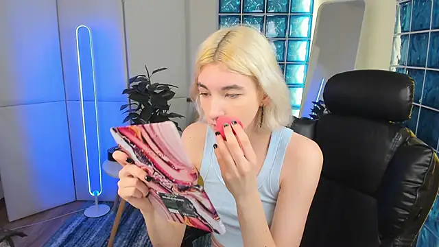 Snapshot of Mia_Cheers chatting on 03-20-25, 01:48 Mia Cheers online show from 03-20-25, 01:48