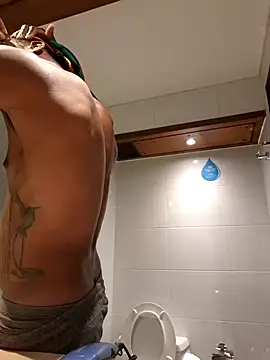 Snapshot of calientoboy chatting on 03-22-25, 04:04 calientoboy online show from 03-22-25, 04:04