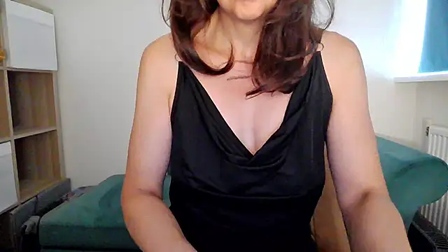 Snapshot of Ella_Next_Door chatting on 06-30-26, 03:02 Ella Next Door online show from 06-30-26, 03:02