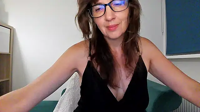 Snapshot of Ella_Next_Door chatting on 08-07-26, 09:28 Ella Next Door online show from 08-07-26, 09:28