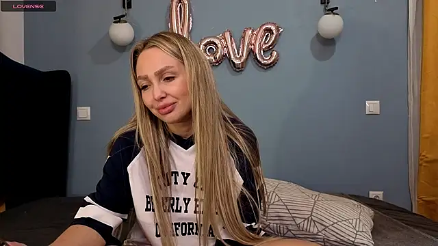 AnnaMaee online show from 03-01-25, 08:21