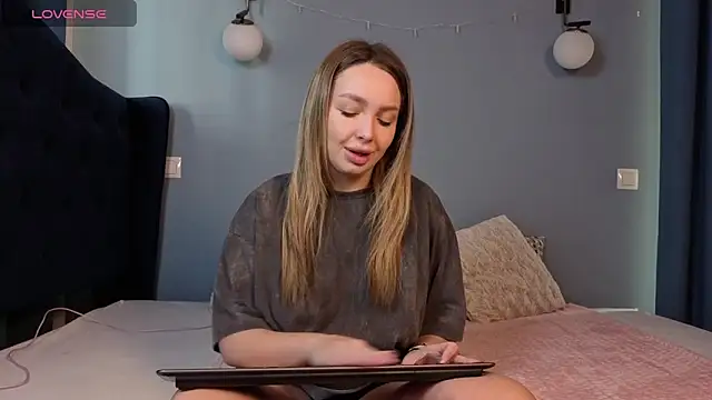 AnnaMaee online show from 03-10-26, 09:47