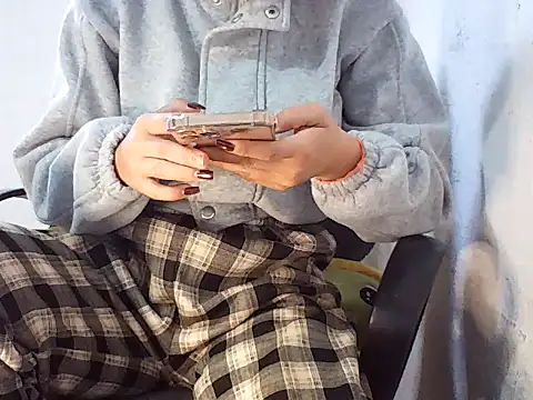 Snapshot of Haralushiaaax chatting on 12-23-25, 01:14 Haralushiaaax online show from 12-23-25, 01:14