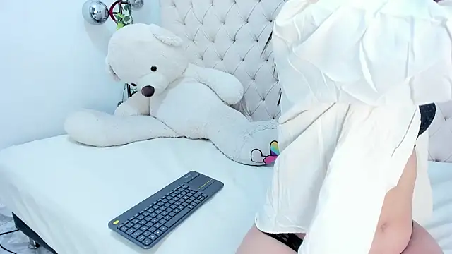 Victoria Coleman online show from 04-25-26, 07:44