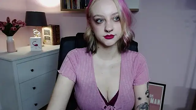 Snapshot of MadelineLust chatting on 12-14-24, 07:40 MadelineLust online show from 12-14-24, 07:40