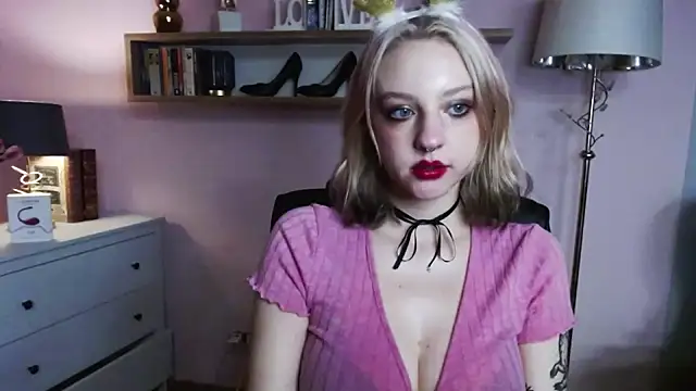 Snapshot of MadelineLust chatting on 12-23-24, 07:20 MadelineLust online show from 12-23-24, 07:20