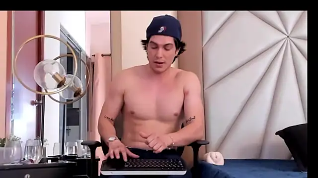 Snapshot of Karimferrer chatting on 12-10-24, 07:26 Karimferrer online show from 12-10-24, 07:26