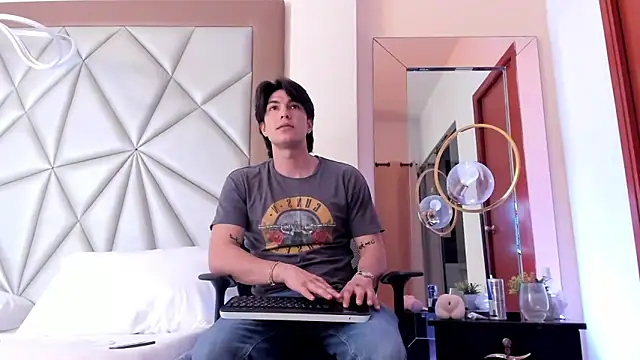 Snapshot of Karimferrer chatting on 12-13-24, 04:22 Karimferrer online show from 12-13-24, 04:22