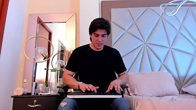 Snapshot of Karimferrer chatting on 01-25-25, 07:49 Karimferrer online show from 01-25-25, 07:49