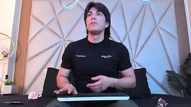 Snapshot of Karimferrer chatting on 02-01-25, 04:03 Karimferrer online show from 02-01-25, 04:03