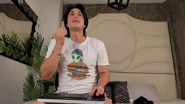 Snapshot of Karimferrer chatting on 10-16-25, 07:37 Karimferrer online show from 10-16-25, 07:37