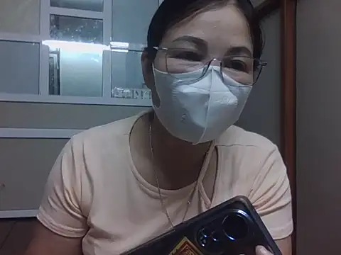 Snapshot of MaiHuong77 chatting on 10-15-25, 10:59 MaiHuong77 online show from 10-15-25, 10:59