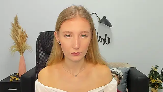 Snapshot of LolaWilsons chatting on 12-29-24, 12:23 LolaWilsons online show from 12-29-24, 12:23