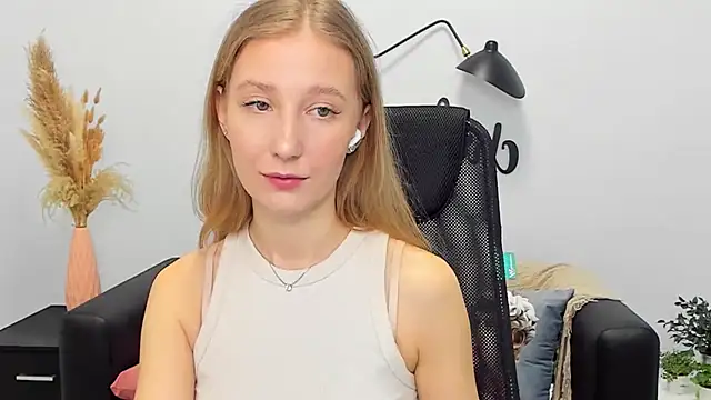 Snapshot of LolaWilsons chatting on 03-18-25, 09:20 LolaWilsons online show from 03-18-25, 09:20