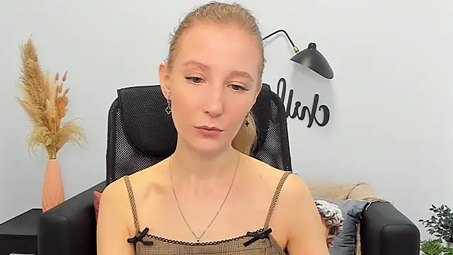 Snapshot of LolaWilsons chatting on 03-21-25, 06:16 LolaWilsons online show from 03-21-25, 06:16