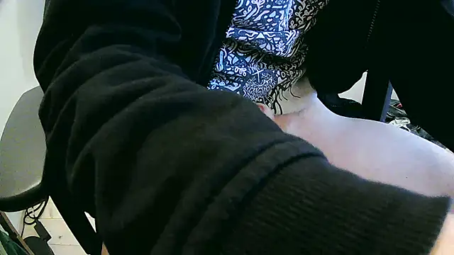 Snapshot of skinnyandthick chatting on 02-14-25, 12:36 skinnyandthick online show from 02-14-25, 12:36