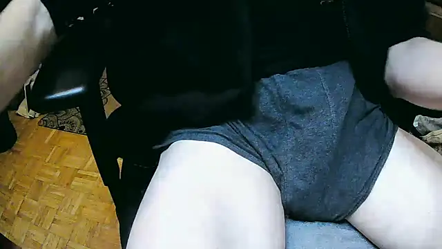 Snapshot of skinnyandthick chatting on 10-27-25, 06:34 skinnyandthick online show from 10-27-25, 06:34