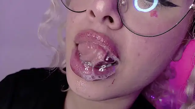Haelycute online show from 06-25-26, 05:12