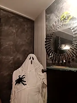 Snapshot of IsisBlake chatting on 10-30-25, 08:20 IsisBlake online show from 10-30-25, 08:20