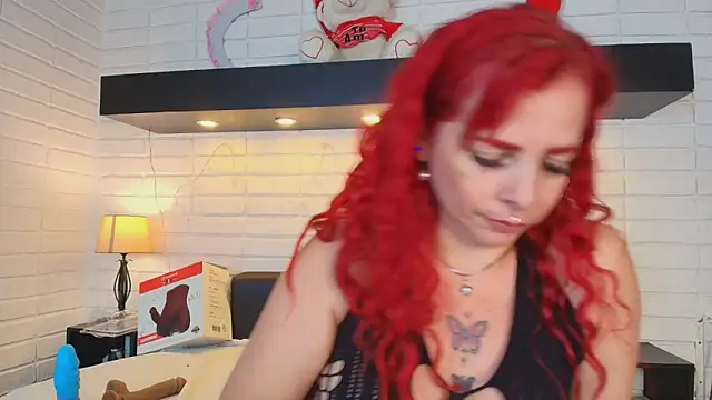 Snapshot of HannaBrave chatting on 02-25-25, 02:44 HannaBrave online show from 02-25-25, 02:44