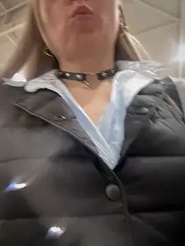 Snapshot of Crazy-Rosa chatting on 02-22-25, 01:35 Crazy-Rosa online show from 02-22-25, 01:35